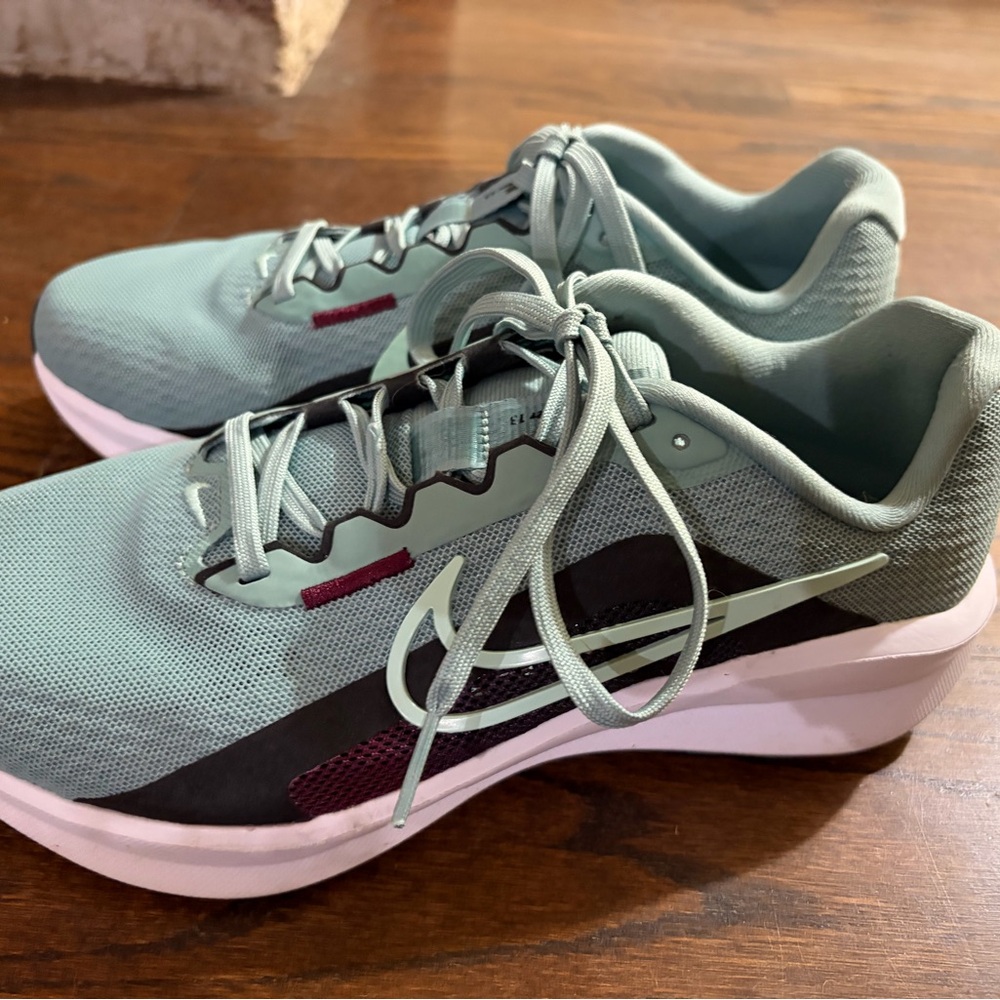 Nike size 8 wide. Fun color!
